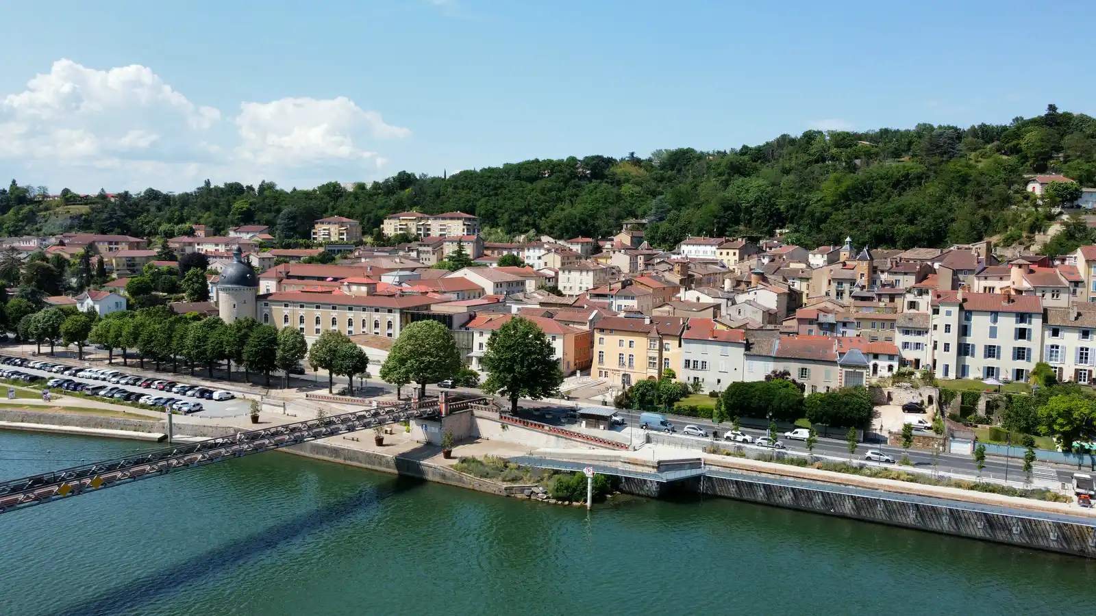 Trévoux vu du ciel : la vieille ville, les quais et la passerelle sur la Saône